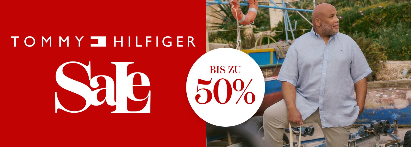 Tommy Hilfiger Sale bis zu 50% mit einem Mann im hellblauen Hemd und beige Hose
