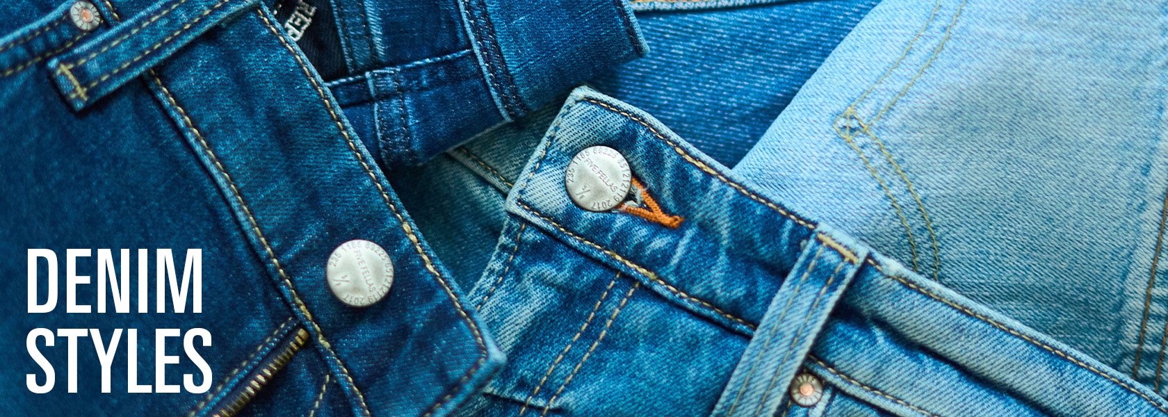 Nahaufnahme von Jeansstoffen mit Nähten und Knöpfen in verschiedenen Blautönen mit dem Text DENIM STYLES.