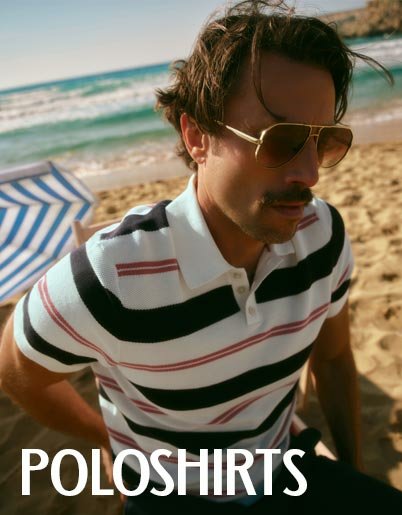 Ein Mann mit Sonnenbrille und gestreiftem Poloshirt sitzt am Strand.