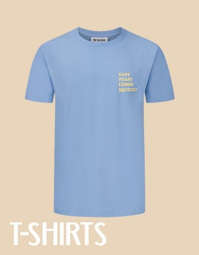 Hellblaues T-Shirt mit gelbem Aufdruck "EASY PEASY LEMON SQUEEZY" auf der Brust.