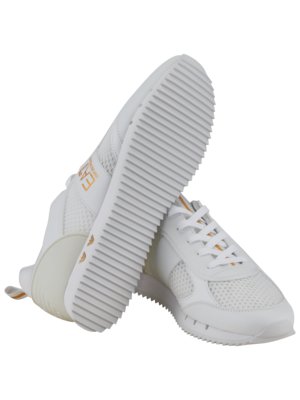 Sporty sneakers with treaded sole