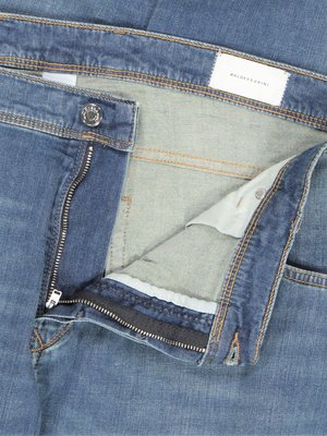 5-Pocket Jeans in leichter Qualität, Washed-Look