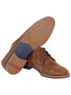 Braunes Wildleder-Schuhpaar, Schnürschuhe mit dunkelblauen Akzenten an der Sohle und den Schnürsenkeln. Die Sohle ist hellbraun und zeigt ein strukturiertes Muster. Ein Schuh liegt mit der Sohle nach oben.