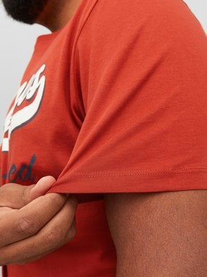 T-Shirt-mit-Label-Schriftzug-auf-Brusthöhe