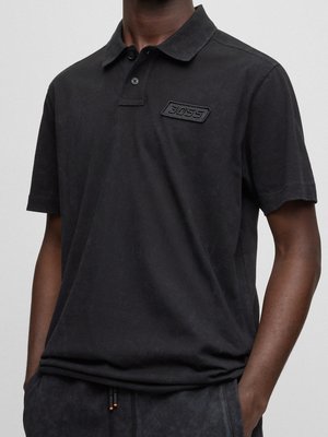Poloshirt-in-Jersery-Qualität-und-geprägtem-Label-Aufnäher