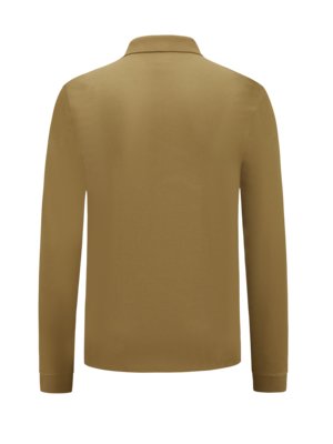 Rückansicht eines olivfarbenen Langarm-Poloshirts. Das Shirt ist unifarben und hat einen Kragen. Es ist aus glattem Stoff.