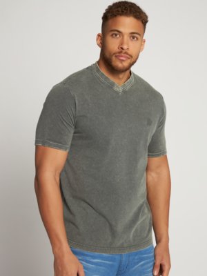T-shirt with V-neck in a vintage look