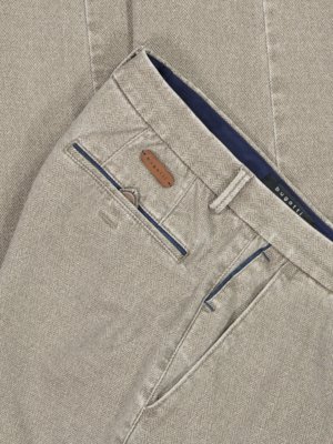 Chinos with subtle pattern and stretch