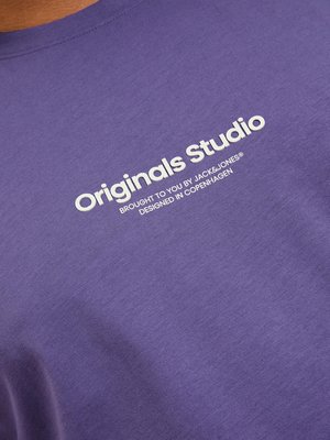 T-shirt-z-małym-nadrukiem-z-przodu,-Originals-Studio-