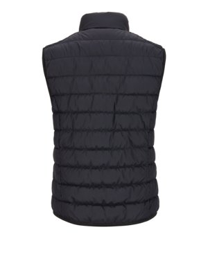 Quilted-gilet-in-recycled-material,-water-repellent