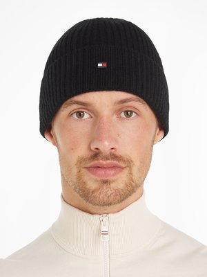 Hat-in-ribbed-knit-in-soft-cashmere-quality