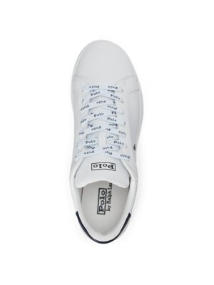 Weißer Polo Ralph Lauren Sneaker von oben. Die Schnürsenkel sind mit dem Schriftzug "Polo" versehen. Im Inneren ist das Logo sichtbar.