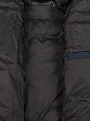 Prošívaná bunda s výšivkou značky na rukávu