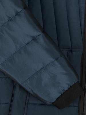 Prošívaná bunda s výšivkou značky na rukávu
