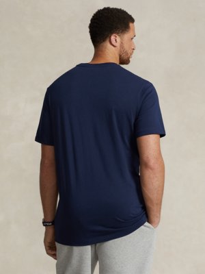Softes-T-Shirt-aus-Baumwolle-mit-frontseitiger-Label-Stickerei