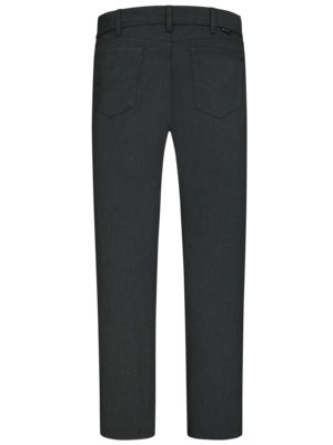 Dunkelgraue Herrenhose von hinten, gerade geschnitten mit zwei Gesäßtaschen.