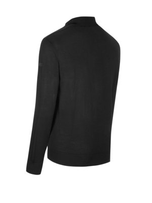Schwarzer, langärmeliger Pullover, von hinten gesehen. Der Pullover hat einen hohen Kragen und einen geraden Schnitt. Er scheint aus einem weichen Material gefertigt zu sein.