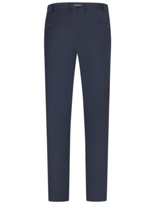 Dunkelblaue Herrenhose, gerade geschnitten, mit Gürtelschlaufen und Eingrifftaschen hinten.  Die Hose ist im Bild frontal dargestellt.