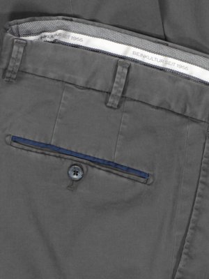Cotton-chinos-with-stretch-