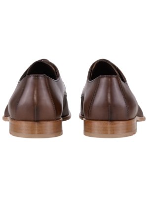 Derby shoes in partially structured leather