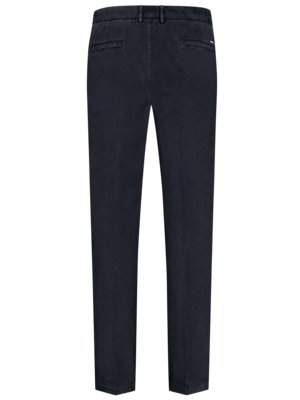 Dunkelblaue Herrenhose, gerade geschnitten, von hinten fotografiert.  Die Hose hat zwei Gesäßtaschen und einen Knopfverschluss.