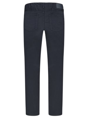 Dunkelblaue Herrenjeans von hinten, gerade geschnitten, mit Gürtelschlaufen und zwei Gesäßtaschen.