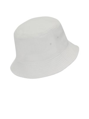 Terrycloth-bucket-hat-with-label-lettering-