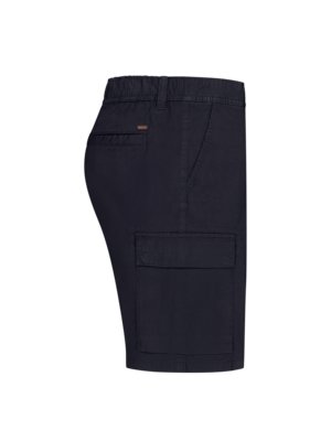 Shorts-with-cargo-pockets