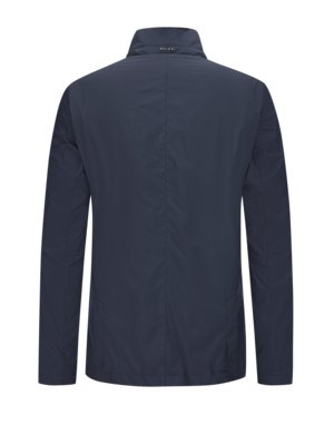 Rückansicht einer dunkelblauen Jacke mit Stehkragen. Der Reißverschluss ist verdeckt. Auf dem Kragen steht der Schriftzug "RICEL". Lange Ärmel. Weißer Hintergrund.