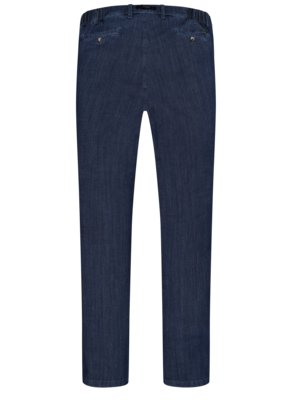Eine Hose aus dunkelblauem Denim-Stoff. Die Hose hat einen elastischen Bund und zwei Knöpfe auf der Rückseite. Die Hose hat eine gerade Passform und reicht bis zum Boden. Die Hose steht auf weißem Hintergrund.