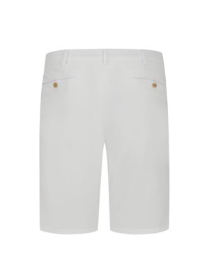 Ansicht von hinten einer weißen Shorts. Die Hose hat zwei Gesäßtaschen mit Knöpfen. Es sind auch Gürtelschlaufen vorhanden. Der Stoff wirkt leicht und sommerlich.