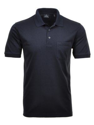 Dunkelblaues Poloshirt mit kurzem Arm. Es hat einen Kragen, eine Knopfleiste mit einem Knopf und eine Brusttasche. Das Shirt ist glatt und hat einen legeren Schnitt. Auf dem Kragen ist ein Etikett sichtbar.