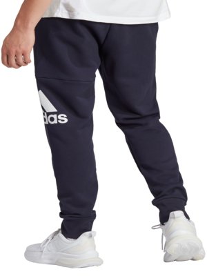 Jogging-bottoms-with-label-print