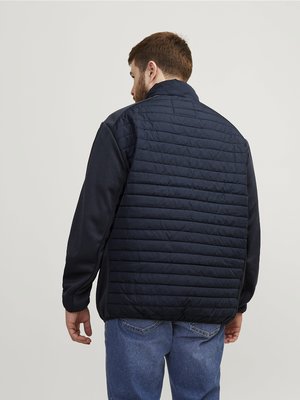 Hybride gewatteerde jas met softshell-inzetstukken