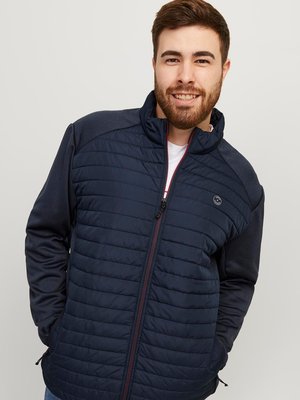 Hybride Steppjacke mit Softshell-Einsätzen