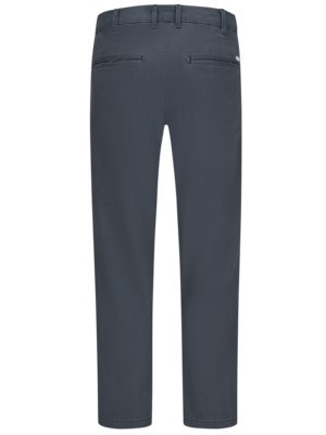 Ein dunkelblaues Hosenmodell, das von hinten abgebildet ist. Die Hose hat Knöpfe, eine Gesäßtasche auf jeder Seite und einen Markenaufnäher. Das Bein ist gerade geschnitten und endet am Knöchel.