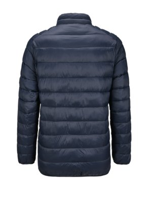 Rückansicht einer dunkelblauen, gesteppten Herrenjacke. Der Reißverschluss verläuft bis zum Kragen. Die Jacke hat horizontale Steppnähte und seitliche Ärmel. Ein weißer Hintergrund.