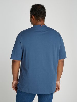 Lightweight T-shirt with label stripes