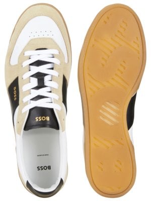 Sneaker-aus-Leder-Mix-mit-goldfarbenen-Logo-Details