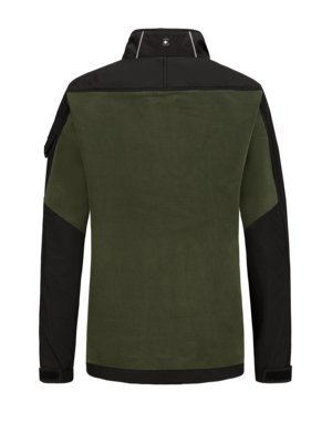 Rückansicht einer grünen Fleecejacke. Der Kragen und die Schultern sind schwarz abgesetzt. Die Ärmel sind teilweise schwarz. Auf der linken Schulter befindet sich eine kleine Tasche. Unten am Saum und den Ärmeln schwarze Abschlüsse.