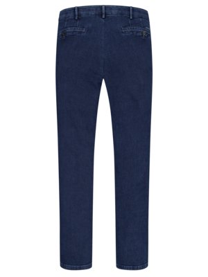 Hinteransicht einer dunkelblauen Jeanshose auf weißem Hintergrund. Die Hose hat Gürtelschlaufen, zwei Gesäßtaschen und einen Reißverschluss. Die Hose ist aus Denim-Stoff gefertigt.