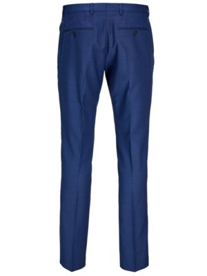 Spodnie garniturowe w kolorze granatowym, widok z tyłu. Spodnie mają dwie kieszenie z tyłu. Materiał ma strukturę drobnych prążków. Spodnie są proste i eleganckie.