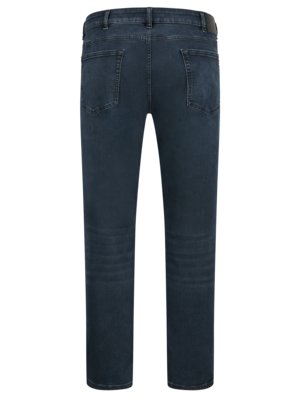 Dunkelblaue Jeans von hinten. Die Jeans hat zwei Gesäßtaschen, zwei Vordertaschen und einen Hosenbund mit Gürtelschlaufen. Die Jeans sind gerade geschnitten und aus Denim-Stoff.