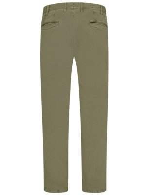 Rückansicht einer olivgrünen Hose auf weißem Hintergrund. Die Hose hat zwei Gesäßtaschen und vorne zwei seitliche Eingrifftaschen. Gürtelschlaufen und Knöpfe sind sichtbar. Die Hose hat einen geraden Schnitt.