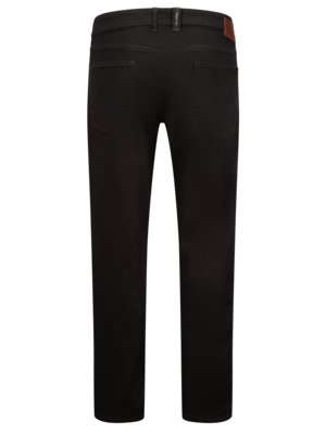 Rückansicht einer schwarzen Hose. Die Jeans hat zwei Gesäßtaschen, Gürtelschlaufen und einen braunen Lederaufnäher. Sie hat eine gerade Passform und einen schlichten Schnitt. Der Hintergrund ist weiß.