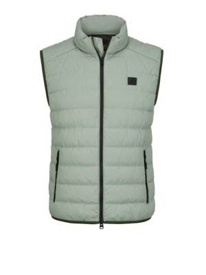 Gewatteerde bodywarmer van gerecycled materiaal met logopatch