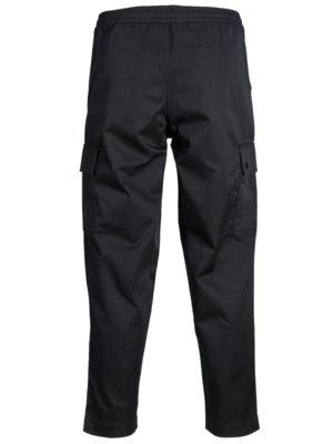 Schwarze Cargohose, von hinten fotografiert. Die Hose hat zwei aufgesetzte Taschen an den Oberschenkeln. Der Bund ist elastisch und die Hose endet knapp über dem Knöchel. Das Material ist glatt.