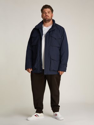 Leichtes Fieldjacket mit Logo-Stickerei