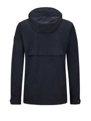 Ein dunkelblaue Jacke mit Kapuze, von hinten gesehen. Die Jacke hat lange Ärmel und einen kleinen Aufnäher auf dem linken Ärmel. Die Kapuze ist hochgeschlossen und die Jacke hat eine Naht im unteren Bereich.