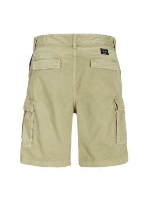 Rückansicht einer beige Cargo-Shorts. Die Hose hat zwei Gesäßtaschen und jeweils eine aufgesetzte Tasche an den Seiten der Oberschenkel. Am Bund ist ein Label angebracht. Der Stoff wirkt leicht verwaschen.